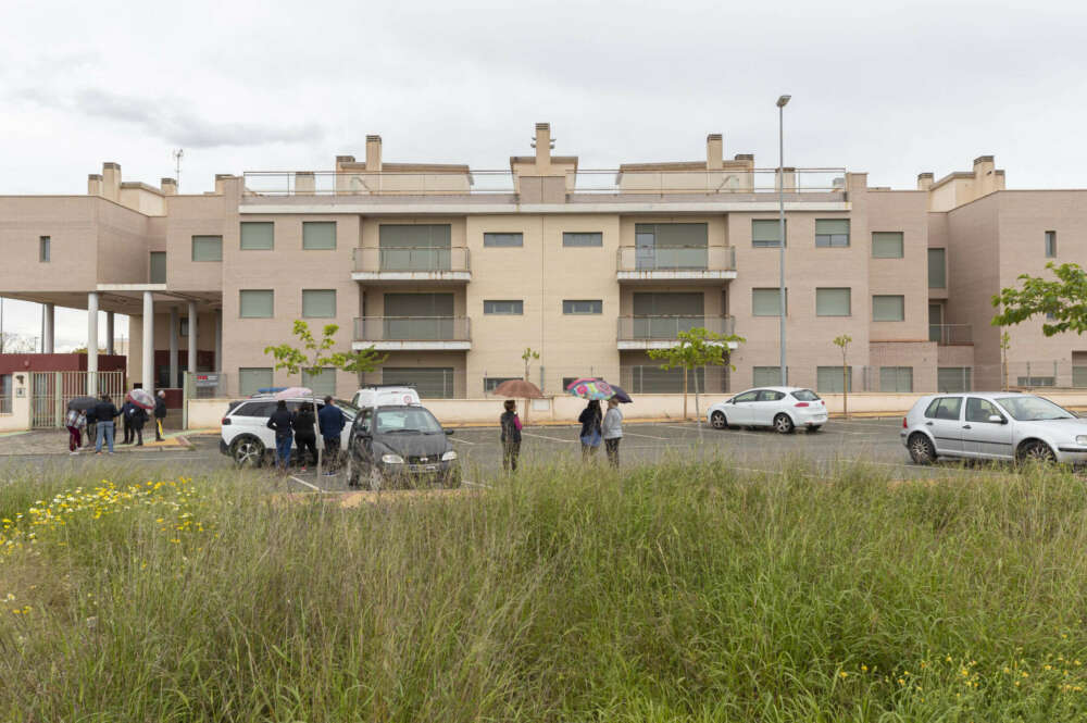 SANGONERA LA VERDE, (MURCIA), 20/04/2022.- Unos 250 vecinos de la pedanía murciana de Sangonera la Verde se han organizado en turnos de vigilancia para evitar se okupen algunas de las 88 viviendas vacías de la urbanización Detinsa, cuya promotora entró en concurso de acreedores y que desde marzo es propiedad de la Sociedad de Gestión de Activos Procedentes de la Reestructuración Bancaria. EFE/Marcial Guillén