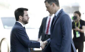 GRAFCAT7353. BARCELONA 06/05/2022.- El presidente de la Generalitat, Pere Aragonès (i) saluda al presidente del Gobierno, Pedro Sánchez (d) a su llegada a la última jornada de la Reunión del Cercle d'Economia. EFE/Andreu Dalmau