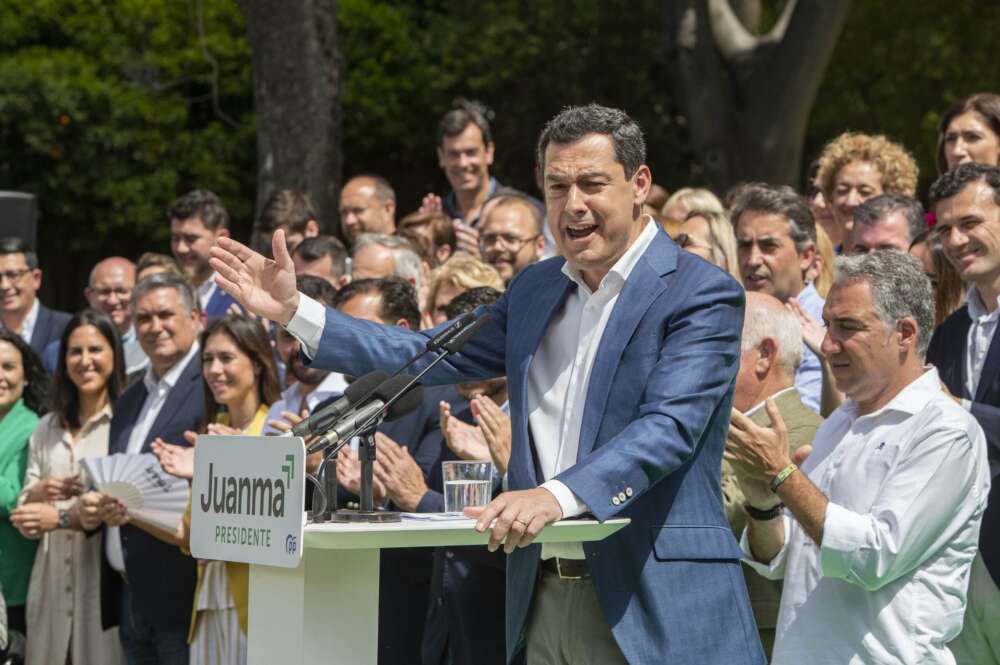 JEREZ DE LA FRONTERA (CÁDIZ), 15/05/2022.- El presidente del Partido Popular de Andalucía, Juanma Moreno, da un discurso mientras preside el acto de presentación de los 109 candidatos del PP de Andalucía para las elecciones autonómicas del 19-J, este domingo en Jerez de la Frontera. EFE/Román Ríos.