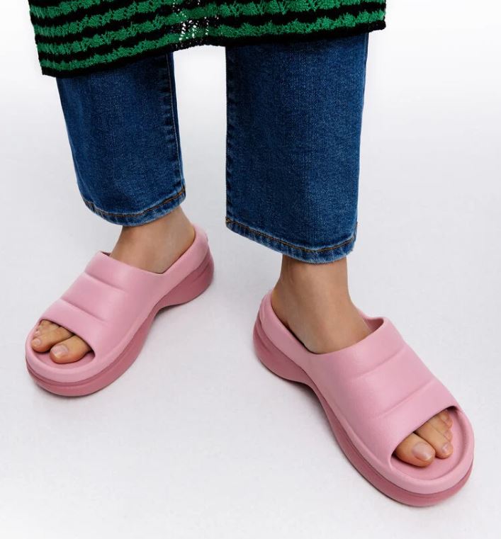 Las chanclas de moda para verano están en Bimba y Lola y son de lo más 'chic' - Economía Digital