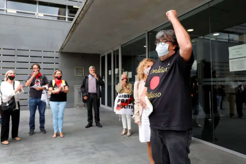 El payaso y ex edil de Sant Joan de Vilatorrada (Barcelona) por ERC Jordi Pesarrodona, a su salida del juzgado de Manresa. EFE/ Susanna Sáez FOTO: SUSANNA SÁEZ EFE LA RAZÓN