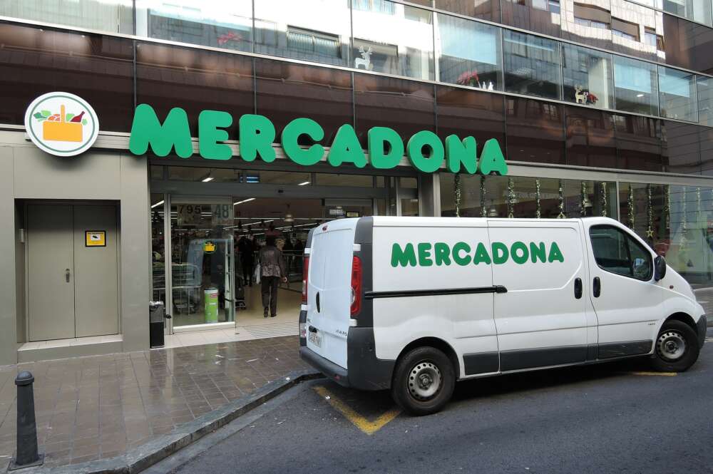 Fachada exterior de Mercadona junto a una furgoneta