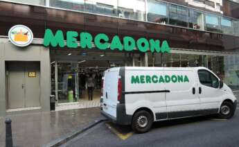 Fachada exterior de Mercadona junto a una furgoneta