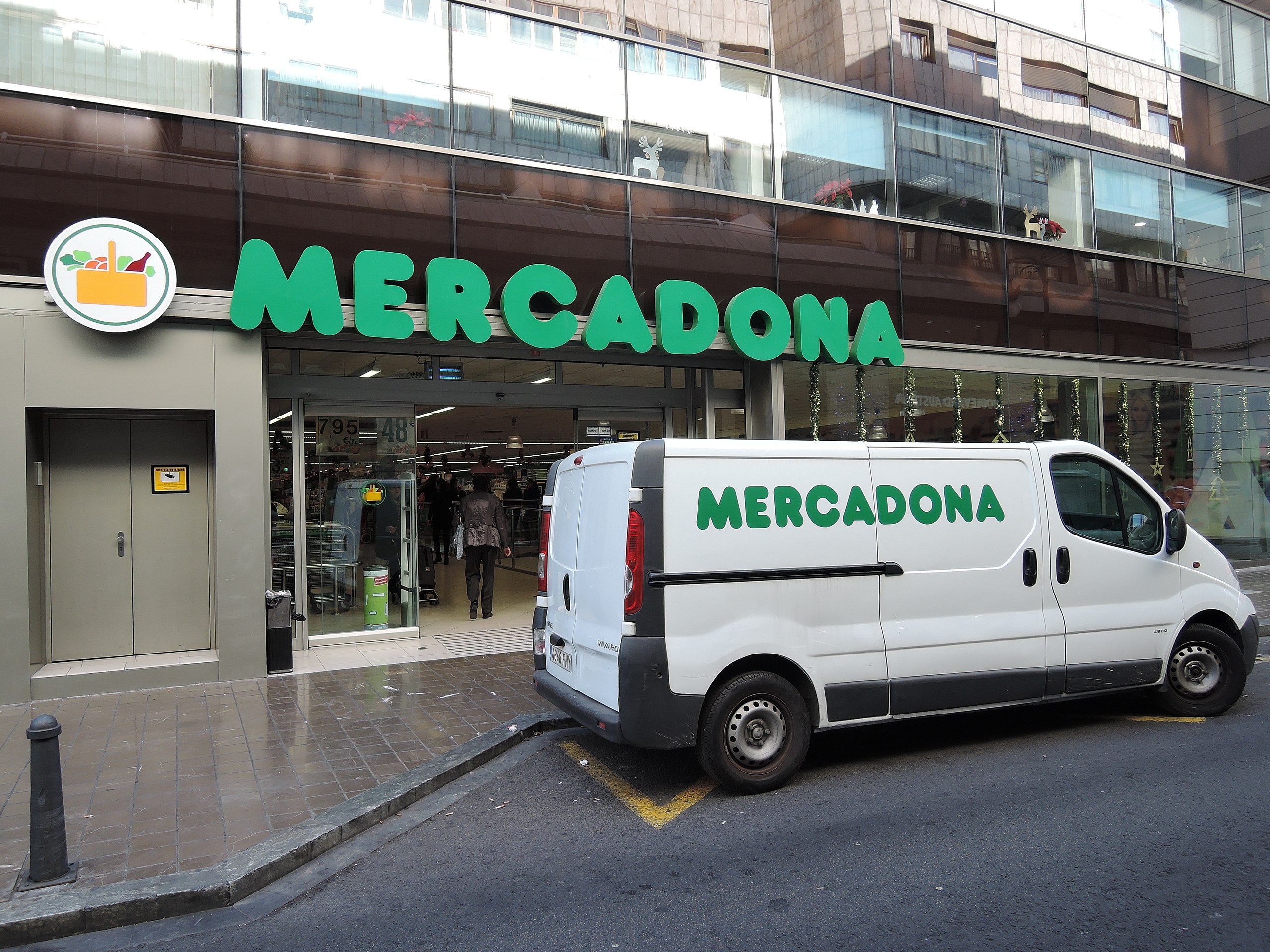 Fachada exterior de Mercadona junto a una furgoneta