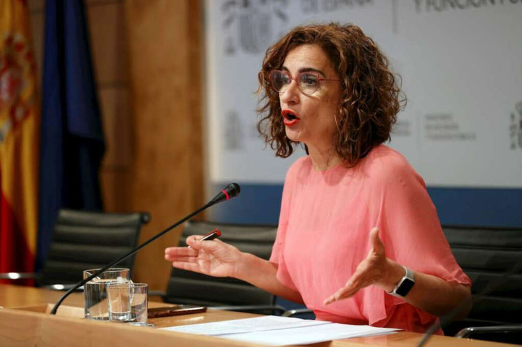 En la imagen, la ministra de Hacienda y Función Pública, María Jesús Montero, atiende a la prensa. EFE/Chema Moya