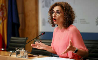 En la imagen, la ministra de Hacienda y Función Pública, María Jesús Montero, atiende a la prensa. EFE/Chema Moya