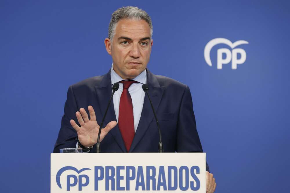 El coordinador general del PP, Elías Bendodo, durante la rueda de prensa posterior a la reunión del Comité de Dirección del partido, hoy lunes. EFE/J.J. Guillén