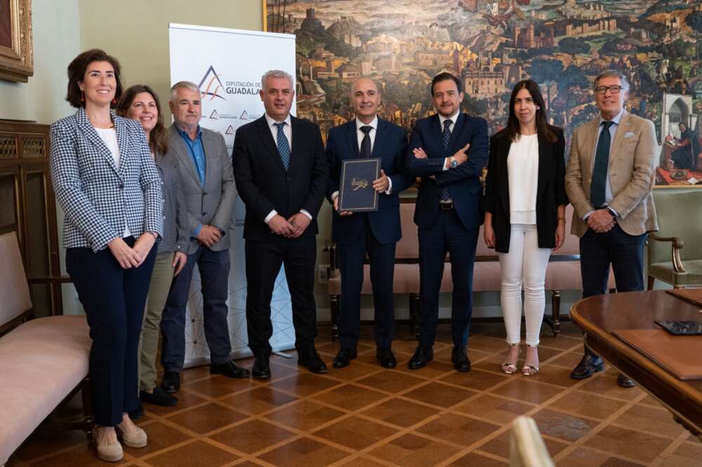 Foto de familia y, en el centro, el presidente de la Diputación de Guadalajara, José Luis Vega; y el director territorial de CaixaBank en Castilla-La Mancha, Jaime Campos.