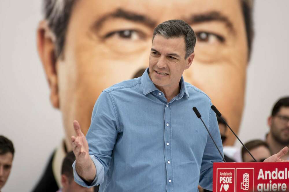 TORREDELCAMPO (JAÉN), 14/05/2022.- El secretario general del PSOE y presidente del Gobierno, Pedro Sánchez (c), da un discurso mientras acompaña al candidato socialista a la presidencia de la Junta de Andalucía y secretario general del PSOE-A, Juan Espadas (c) en un acto de la precampaña para las elecciones autonómicas del 19 de junio este sábado en la localidad jiennense de Torredelcampo. EFE/ José Manuel Pedrosa