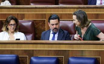 La portavoz del Partido Popular, Cuca Gamarra (d) conversa con el diputado Guillermo Mariscal (c) durante el debate de este jueves en el Congreso sobre las enmiendas a la totalidad del proyecto de ley de modificación de la ley de Seguridad Nacional. EFE/ Zipi