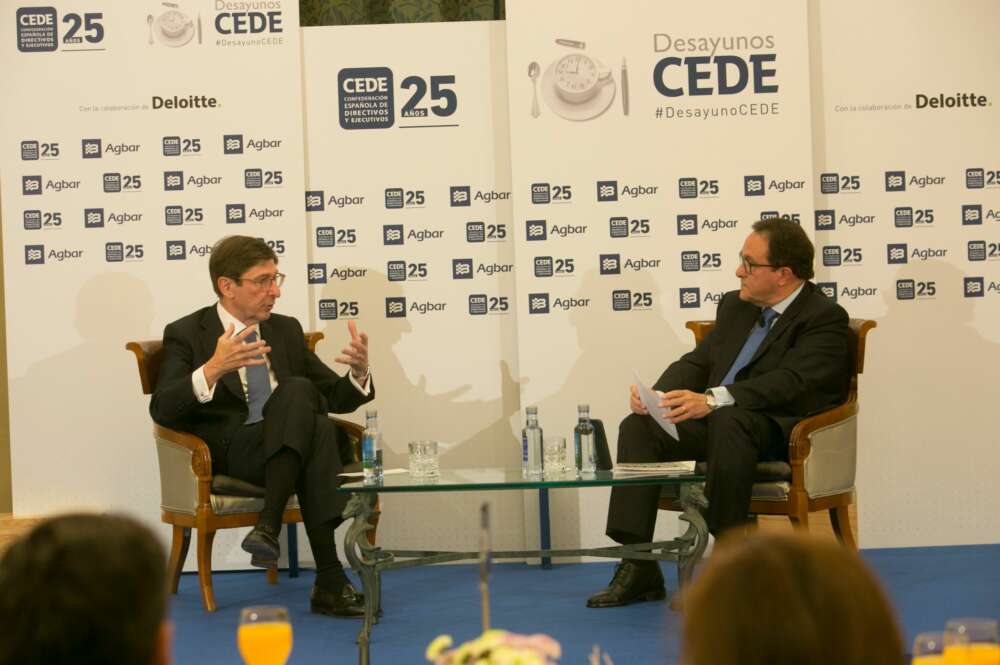 José Ignacio Goirigolzarri, presidente de CaixaBank y Ramon Adell, vicepresidente de la Fundación CEDE.