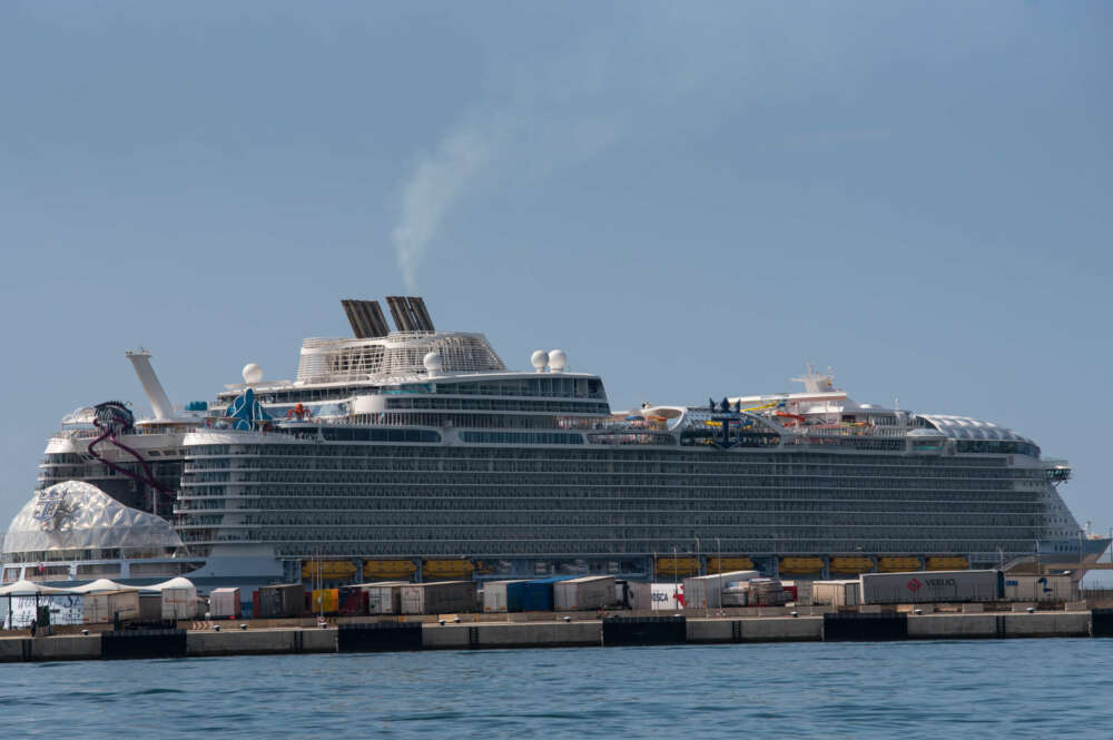 GRAF9878 PALMA DE MALLORCA (ISLAS BALEARES) 09-05-22.- La Plataforma contra los Megacruceros ha denunciado la presencia este lunes en el puerto de Palma del mayor del mundo, el "Wonder of the Seas", con 362 metros de eslora, capacidad para 7.000 pasajeros y 2.300 tripulantes y "que contamina diez veces más que todos los coches de Palma juntos". En la imagen, el crucero atracado en el puerto de Palma. -EFE/ATIENZA