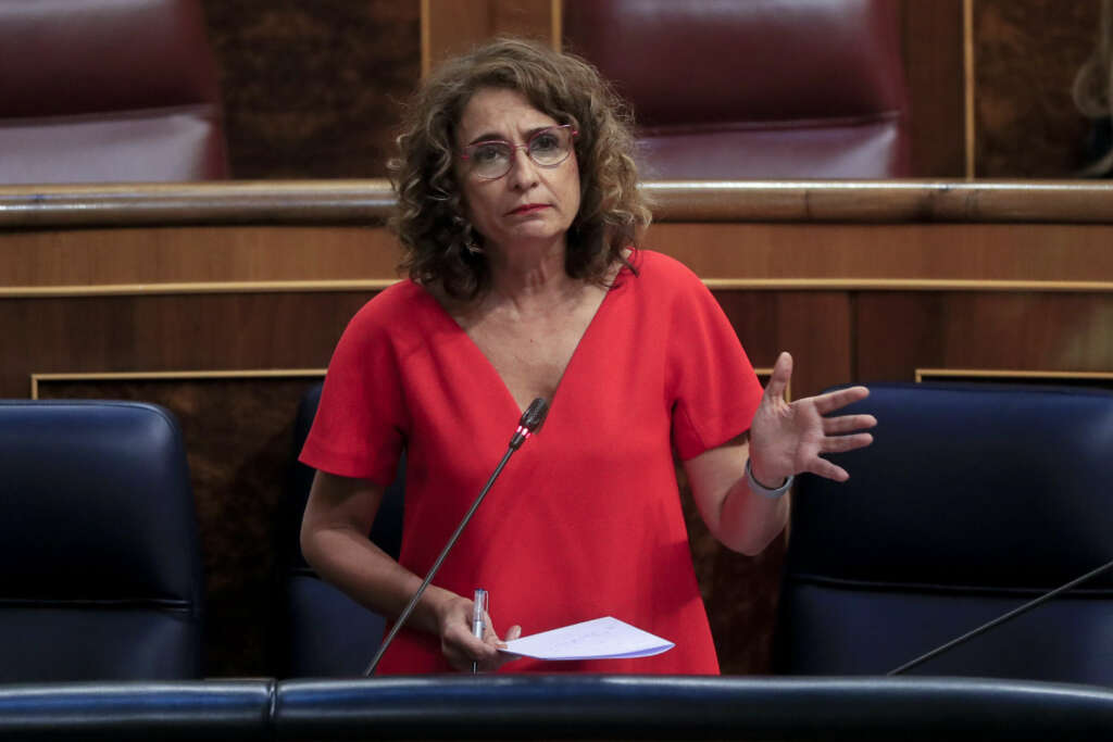 MADRID, 08/06/2022.- La ministra de Hacienda, María Jesús Montero, durante su intervención este miércoles en el pleno del Congreso de los Diputados. EFE/Fernando Alvarado