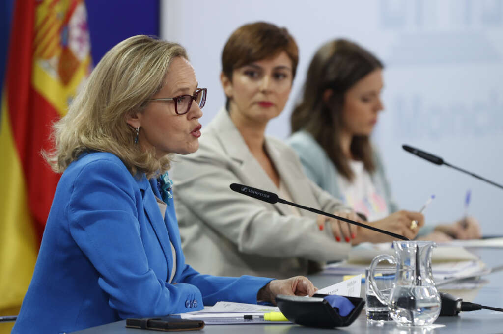 La vicepresidenta primera y ministra de Asuntos Económicos y Transformación Digital, Nadia Calviño (i); la ministra de Política Territorial y portavoz del Gobierno Isabel Rodríguez (c) y la ministra de Igualdad, Irene Montero (d) durante la rueda de prensa tras la reunión del Consejo de Gobierno, este lunes en La Moncloa. EFE/ J.J.Guillen