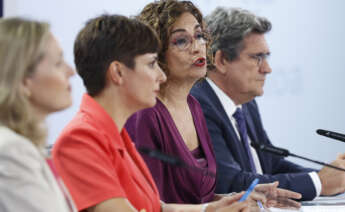 La ministra de Hacienda, María Jesús Montero, acompañada de Nadia Calviño, José Luis Escrivá e Isabel Rodríguez durante su intervención en la rueda de prensa tras el Consejo de Ministros celebrado en La Moncloa este martes. EFE/ Chema Moya