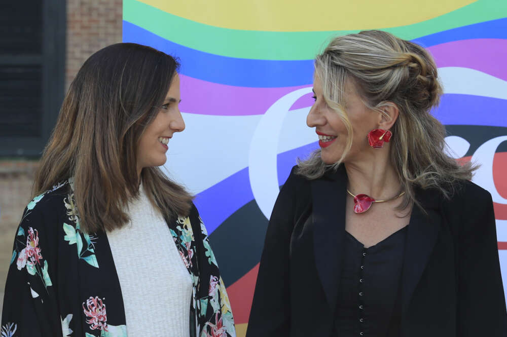 La ministra de Derechos Sociales y Agenda 2030, Ione Belarra (i), junto a la vicepresidenta segunda y ministra de Trabajo y Economía Social, Yolanda Díaz (d), durante el acto institucional organizado con motivo del Día Internacional del Orgullo LGTBI, en el que tendrá lugar la entrega de los 2ª Reconocimientos Arcoíris, este lunes en Madrid. EFE/ Fernando Alvarado