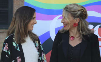 La ministra de Derechos Sociales y Agenda 2030, Ione Belarra (i), junto a la vicepresidenta segunda y ministra de Trabajo y Economía Social, Yolanda Díaz (d), durante el acto institucional organizado con motivo del Día Internacional del Orgullo LGTBI, en el que tendrá lugar la entrega de los 2ª Reconocimientos Arcoíris, este lunes en Madrid. EFE/ Fernando Alvarado