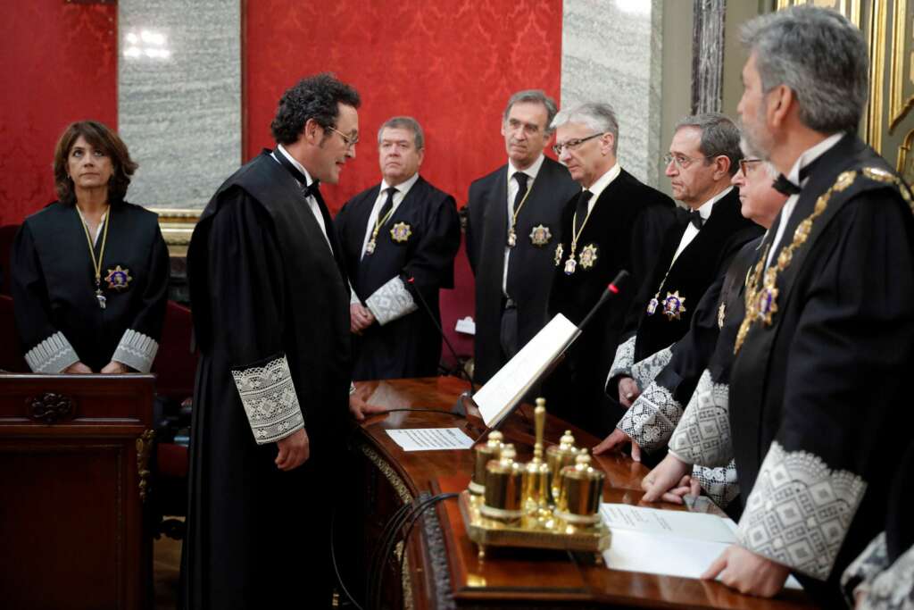 GRAF1586. MADRID, 05/03/2020.- El presidente del Tribunal Supremo (TS) de España y del Consejo General del Poder Judicial (CGPJ), Carlos Lesmes (d), y la fiscal general del Estado, Dolores Delgado (i), durante el acto de toma de posesión de Álvaro García Ortiz como fiscal de Sala jefe de la Secretaría Técnica de la Fiscalía General del Estado, este jueves en Madrid. EFE/Emilio Naranjo **POOL**[POOL]