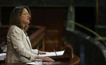 MADRID, 30/06/2022.- La vicepresidenta tercera y ministra para la Transición Ecológica, Teresa Ribera, comparece ante el pleno para informar de la propuesta ibérica para fijar un tope al precio del gas del Congreso de los Diputados este jueves en Madrid. EFE/ Javier Lizón