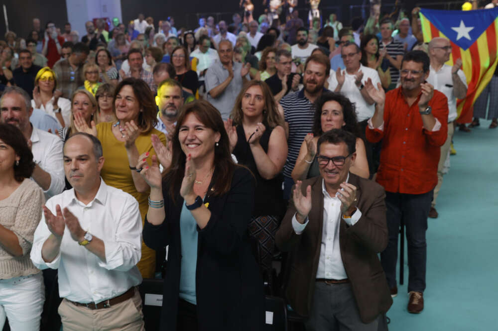 El secretario general de JxCat, Jordi Turull (i), y la presidenta del partido, Laura Borràs (c), aplauden durante la segunda jornada del congreso de la formación política este domingo en L'Hospitalet de Llobregat. EFE/ Toni Albir
