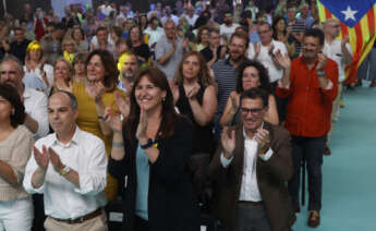 El secretario general de JxCat, Jordi Turull (i), y la presidenta del partido, Laura Borràs (c), aplauden durante la segunda jornada del congreso de la formación política este domingo en L'Hospitalet de Llobregat. EFE/ Toni Albir