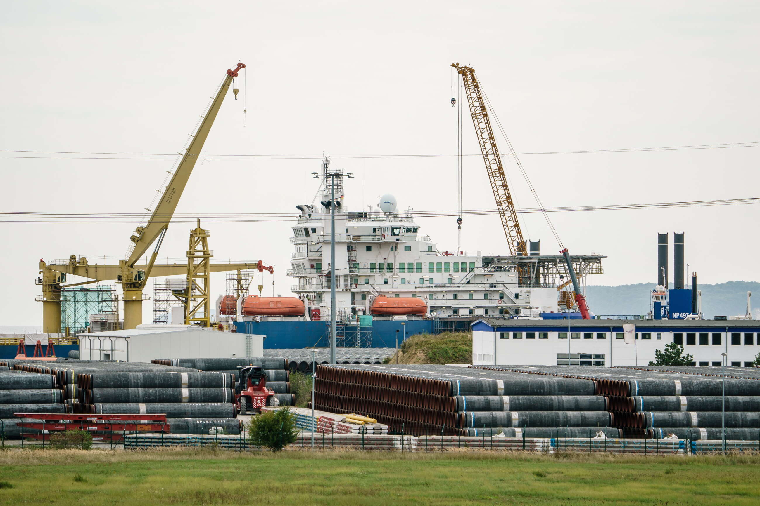 Sassnitz (Germany), 11/09/2020.- Pipes for the construction of the German-Russian gas pipeline project Nord Stream 2 are piled up in front of the Russian pipe layer vessel 'ÄòAkademik Tscherski'Äô at Mukran port in Sassnitz, Germany, 11 September 2020. Opposition parties have called on German Chancellor Merkel to abandon the joint German-Russian pipeline project Nord Stream 2 in response to the alleged poisoning of Kreml critic Navalny. (Alemania, Rusia) EFE/EPA/CLEMENS BILAN