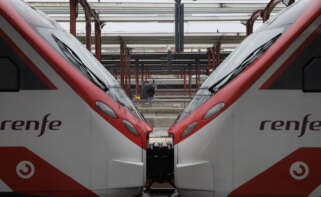 MADRID, 21/03/2022.- Una persona espera en un anden de la estación de Chamartín, este lunes. Una avería en el sistema informático de señalización de Chamartín a causa de las obras que allí se realizan está afectando este lunes desde primera hora de la mañana a la práctica totalidad de las líneas de Cercanías de Madrid, así como a trenes de media y larga distancia de ancho convencional. EFE/Sergio Pérez