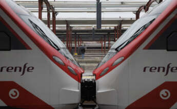 MADRID, 21/03/2022.- Una persona espera en un anden de la estación de Chamartín, este lunes. Una avería en el sistema informático de señalización de Chamartín a causa de las obras que allí se realizan está afectando este lunes desde primera hora de la mañana a la práctica totalidad de las líneas de Cercanías de Madrid, así como a trenes de media y larga distancia de ancho convencional. EFE/Sergio Pérez