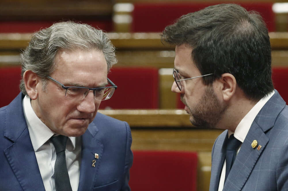 GRAFCAT8059. BARCELONA (ESPAÑA), 25/05/2022.- El presidente de la Generalitat, Pere Aragonès (d) junto al conseller de Economía, Jaume Giró (i) durante el pleno del Parlament de Cataluña, que ha aprobado este miércoles tramitar con la máxima urgencia la proposición de ley sobre el uso y aprendizaje de las lenguas oficiales en la enseñanza no universitaria, que podrá así ser aprobada este viernes.EFE/Andreu Dalmau