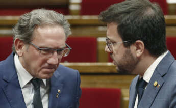 GRAFCAT8059. BARCELONA (ESPAÑA), 25/05/2022.- El presidente de la Generalitat, Pere Aragonès (d) junto al conseller de Economía, Jaume Giró (i) durante el pleno del Parlament de Cataluña, que ha aprobado este miércoles tramitar con la máxima urgencia la proposición de ley sobre el uso y aprendizaje de las lenguas oficiales en la enseñanza no universitaria, que podrá así ser aprobada este viernes.EFE/Andreu Dalmau