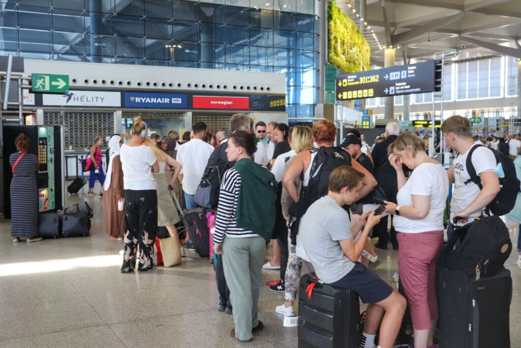 MÁLAGA, 26/06/2022.- Largas colas ante el mostrador de Ryanair este domingo en el Aeropuerto de Málaga-Costa del Sol, durante la tercera jornada de huelga de los tripulantes de cabina de esta compañía. EFE/ Daniel Luque