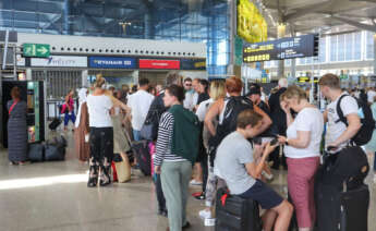 MÁLAGA, 26/06/2022.- Largas colas ante el mostrador de Ryanair este domingo en el Aeropuerto de Málaga-Costa del Sol, durante la tercera jornada de huelga de los tripulantes de cabina de esta compañía. EFE/ Daniel Luque