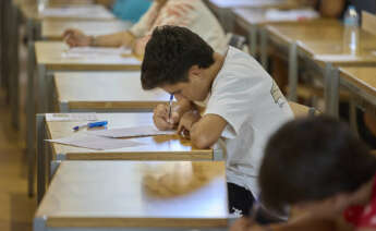 GRAF3103. TALAVERA DE LA REINA (TOLEDO), 04/07/2022.- Un estudiante realiza las pruebas extraordinarias de la Evaluación de Acceso a la Universidad (EvAU) en el distrito universitario de Castilla-La Mancha en Talavera de la Reina este lunes. EFE/Manu Reino