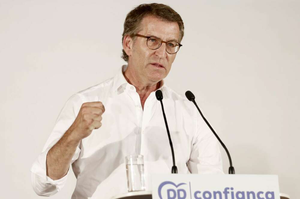 BARCELONA, 23/07/2022.- El presidente del Partido Popular, Alberto Núñez Feijóo, durante su intervención este sábado en la clausura del XIV Congreso Provincial del PP, en donde se eligió al nuevo presidente provincial del partido, Manu Reyes. EFE/Andreu Dalmau