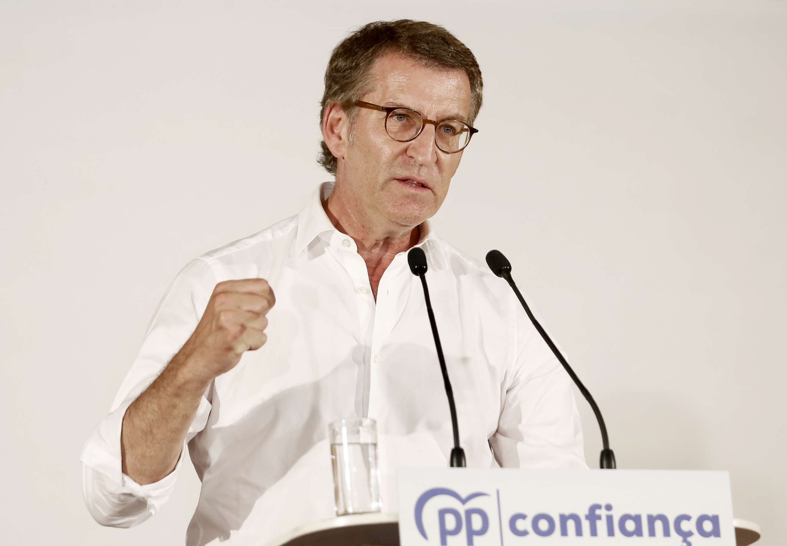 BARCELONA, 23/07/2022.- El presidente del Partido Popular, Alberto Núñez Feijóo, durante su intervención este sábado en la clausura del XIV Congreso Provincial del PP, en donde se eligió al nuevo presidente provincial del partido, Manu Reyes. EFE/Andreu Dalmau