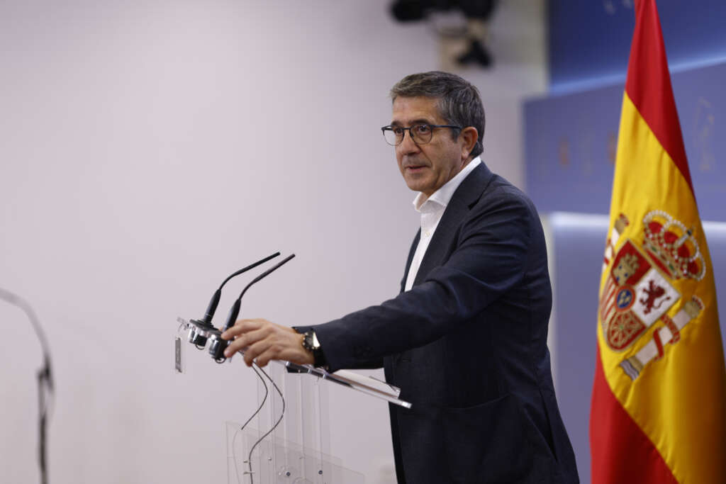 El portavoz parlamentario socialista, Patxi López, en la rueda de prensa. EFE/ Rodrigo Jimenez