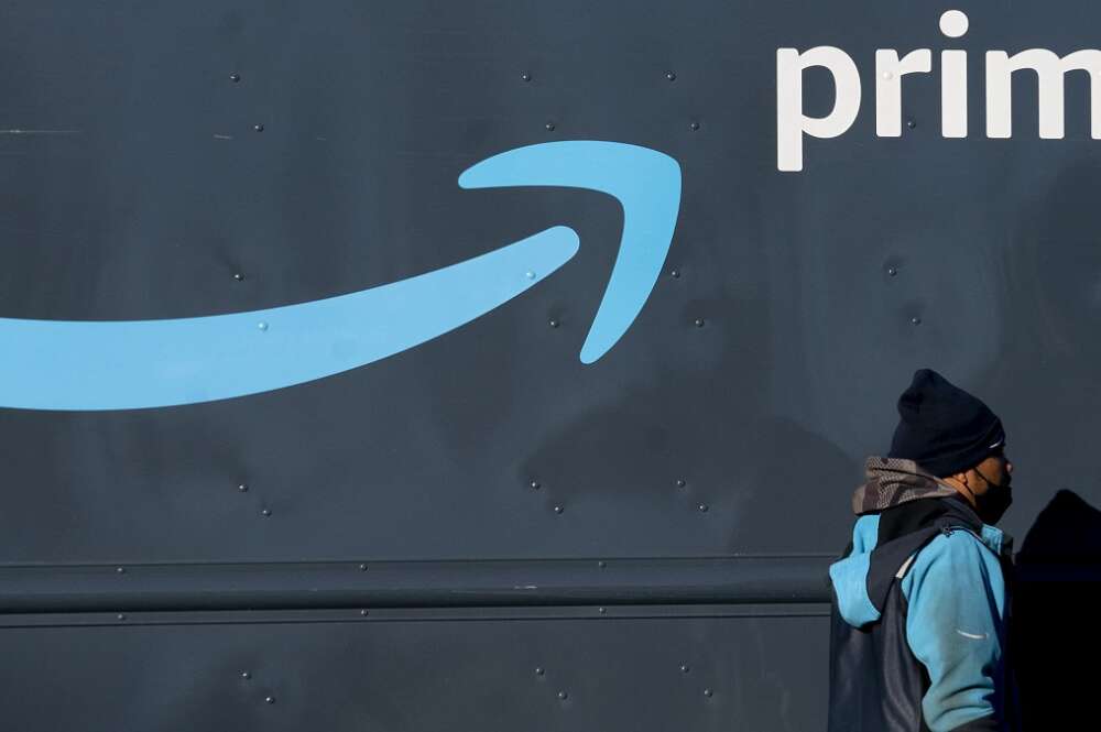 Furgoneta de Amazon con el logo de Prime