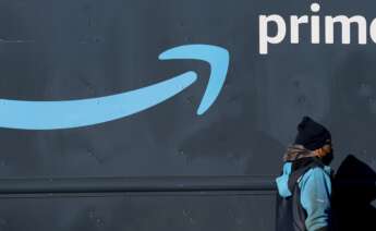 Furgoneta de Amazon con el logo de Prime