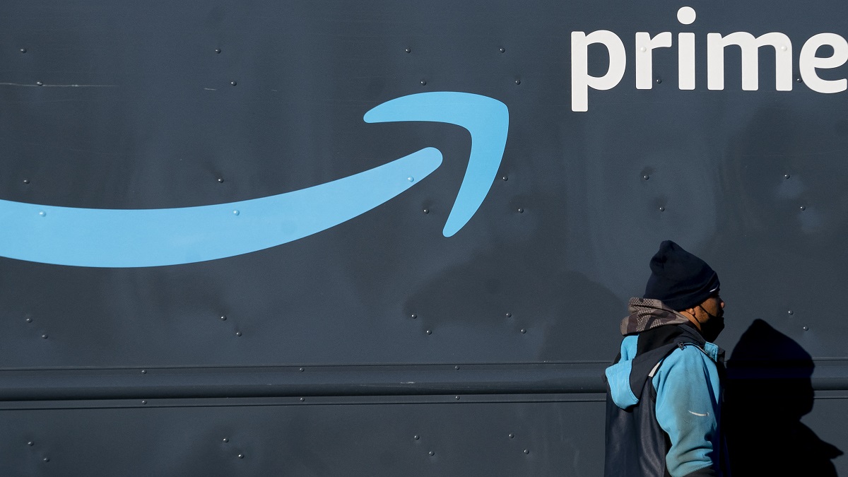 Furgoneta de Amazon con el logo de Prime
