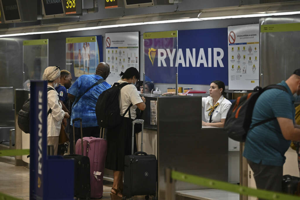 Varios pasajeros facturan sus maletas en los mostradores de Ryanair en el aeropuerto Adolfo Suárez Madrid-Barajas. EFE/ Fernando Villar