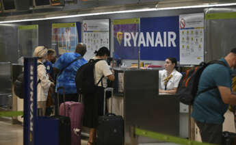 Varios pasajeros facturan sus maletas en los mostradores de Ryanair en el aeropuerto Adolfo Suárez Madrid-Barajas. EFE/ Fernando Villar