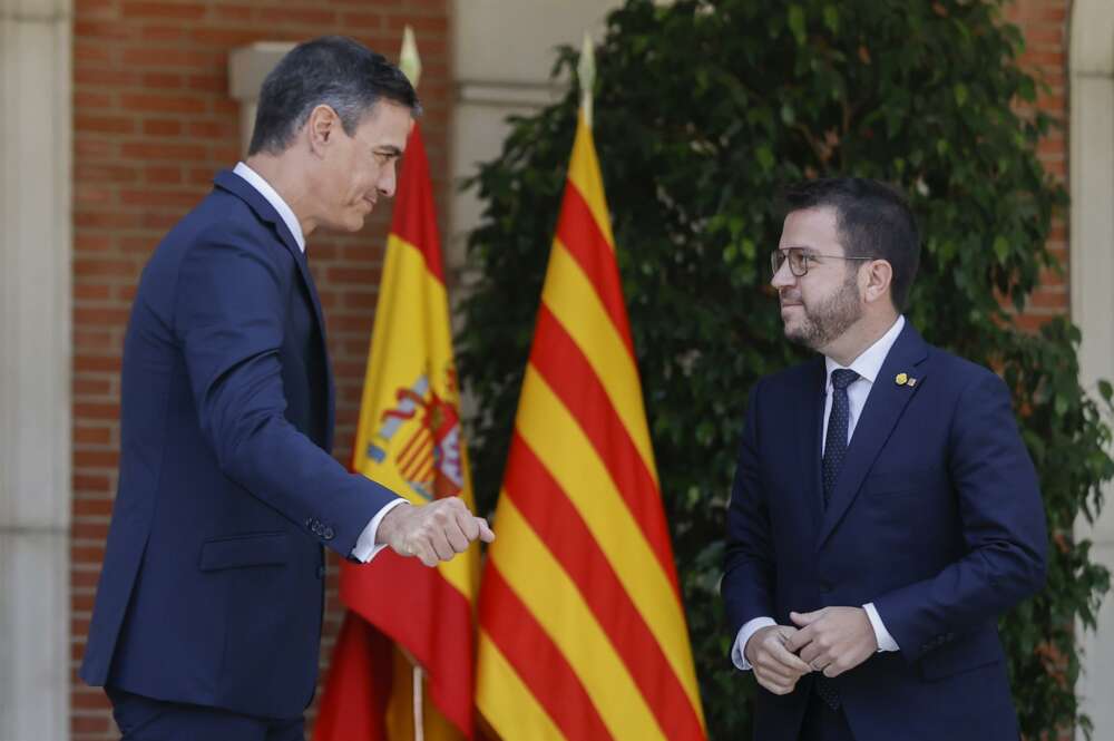 El presidente del Gobierno, Pedro Sánchez, recibe al presidente de la Generalitat de Cataluña, Pere Aragonès, antes de mantener una reunión este viernes en el Palacio de la Moncloa. EFE/ Emilio Naranjo