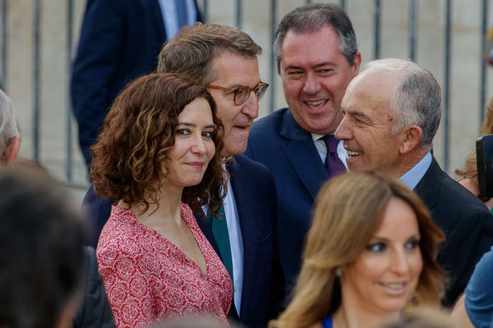 SEVILLA, 23/07/2022.- La presidenta de la Comunidad de Madrid, Isabel Díaz Ayuso; del PP, Alberto Núñez Feijóo, y el líder del PSOE andaluz, Juan Espadas (2d ) conversan antes de la jura del presidente de la Junta de Andalucía, Juanma Moreno, hoy sábado en un acto que se ha desarrollado ante la fachada del Palacio de San Telmo de Sevilla, sede de la Presidencia. EFE/Julio Muñoz