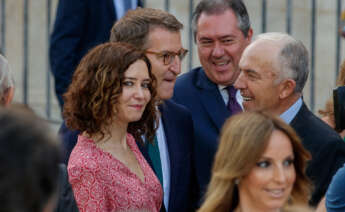 SEVILLA, 23/07/2022.- La presidenta de la Comunidad de Madrid, Isabel Díaz Ayuso; del PP, Alberto Núñez Feijóo, y el líder del PSOE andaluz, Juan Espadas (2d ) conversan antes de la jura del presidente de la Junta de Andalucía, Juanma Moreno, hoy sábado en un acto que se ha desarrollado ante la fachada del Palacio de San Telmo de Sevilla, sede de la Presidencia. EFE/Julio Muñoz