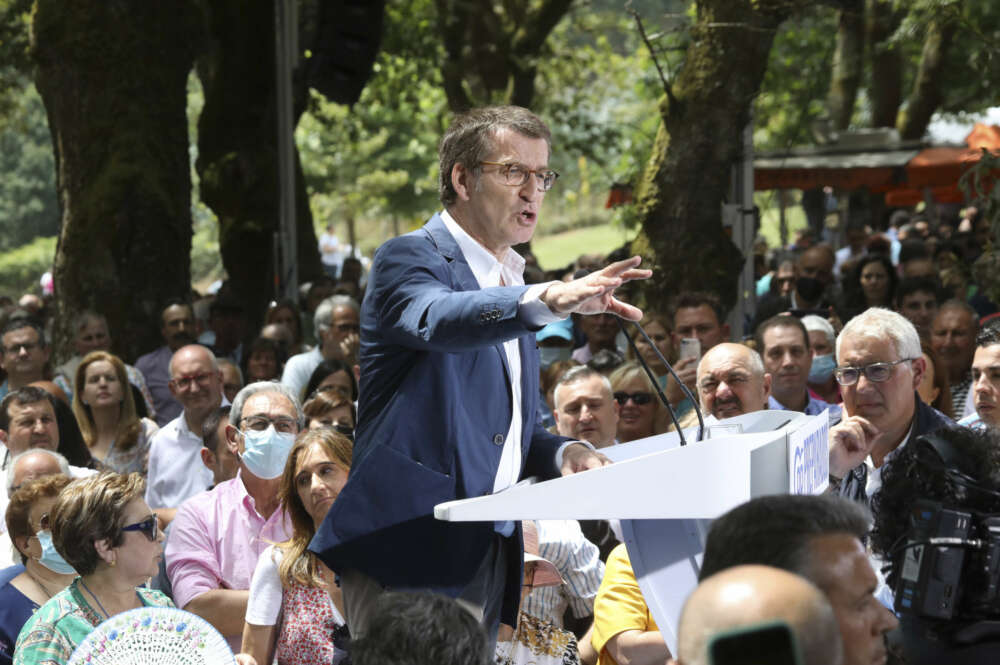 O PINO (A CORUÑA), 02/07/2022.- El presidente del PP, Alberto Núñez Feijoo (i), durante su intervención en la IV Romería Popular de la localidad coruñesa de O Pino, este sábado. Feijoo ha sido muy crítico este sábado con la política económica del Gobierno y ha sostenido que la inflación en el 10,2 % en mayo demuestra que el presidente, Pedro Sánchez, es "el peor alumno de la clase" en Europa. EFE/Xoán Rey