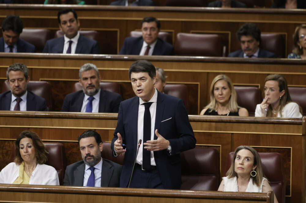 GRAF5638. MADRID, 22/06/2022.- El diputado del Partido Popular, Carlos Rojas (2d) durante la sesión de control al Gobierno en el Congreso de los diputados este miércoles. EFE/ Emilio Naranjo