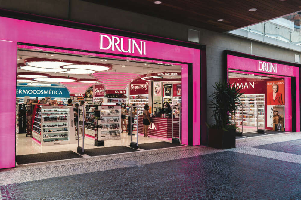 Fachada exterior en tono rosa de una tienda de Druni