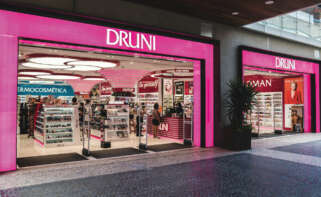 Fachada exterior en tono rosa de una tienda de Druni