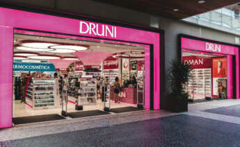 Fachada exterior en tono rosa de una tienda de Druni