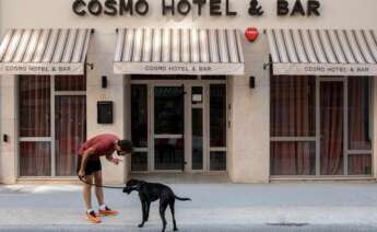 VALENCIA, 18/04/2021.- Los alojamientos turísticos cerrados mantienen a día de hoy su intención de no abrir en las próximas semanas al no advertir una activación de las reservas pese al fin del estado de alarma, y van a ir tomando decisiones a quince días vista en función de las medidas que se adopten en España y de la recuperación de la movilidad internacional. En la imagen, un hotel cerrado en el centro de Valencia. EFE/ Biel Aliño